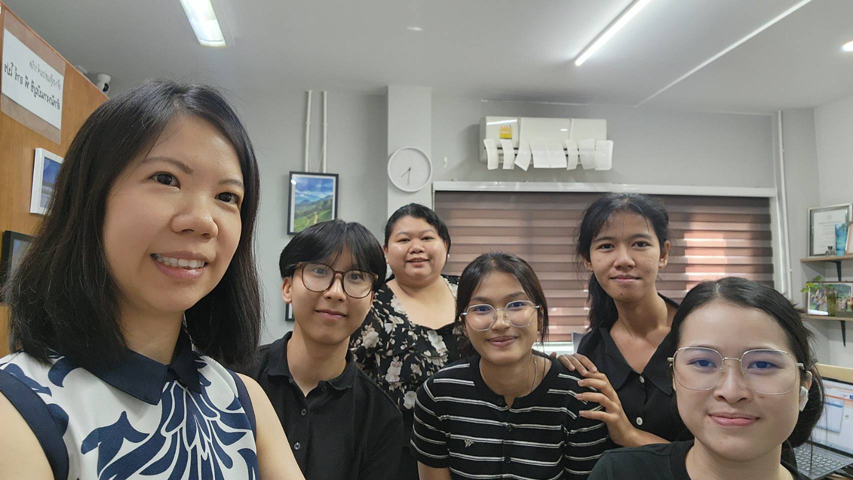 ภาพหมู่ผู้ร่วมงานในสำนักงานในช่วงที่ผ่านมา